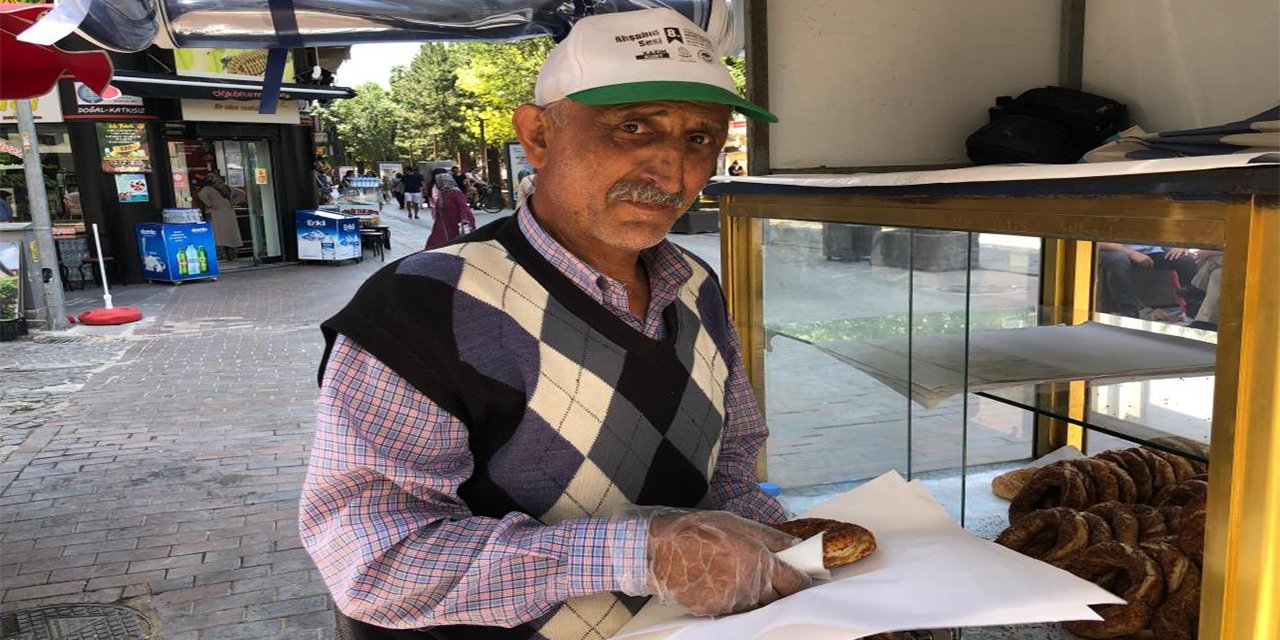 Akciğer kanserine rağmen günde 12 saat güneşin altında simit satıyor