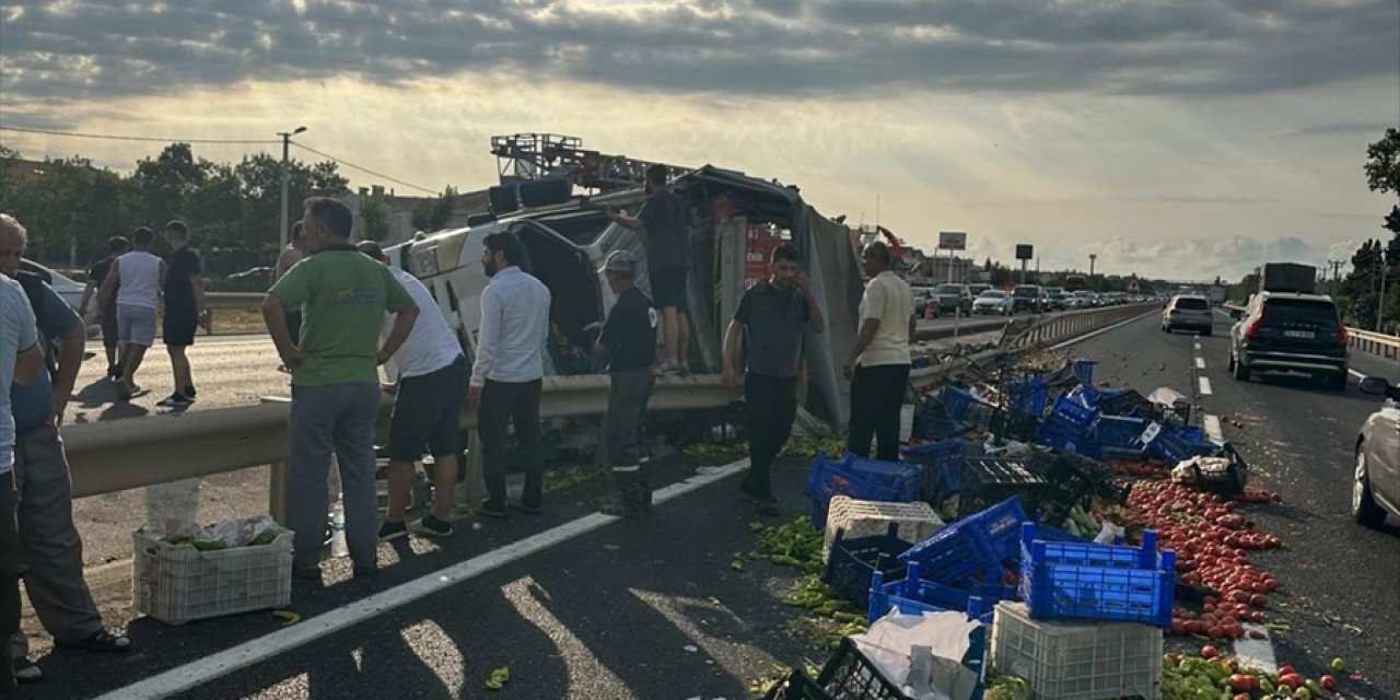 Sebze kamyonu devrildi, sürücü Öner Taştekin öldü