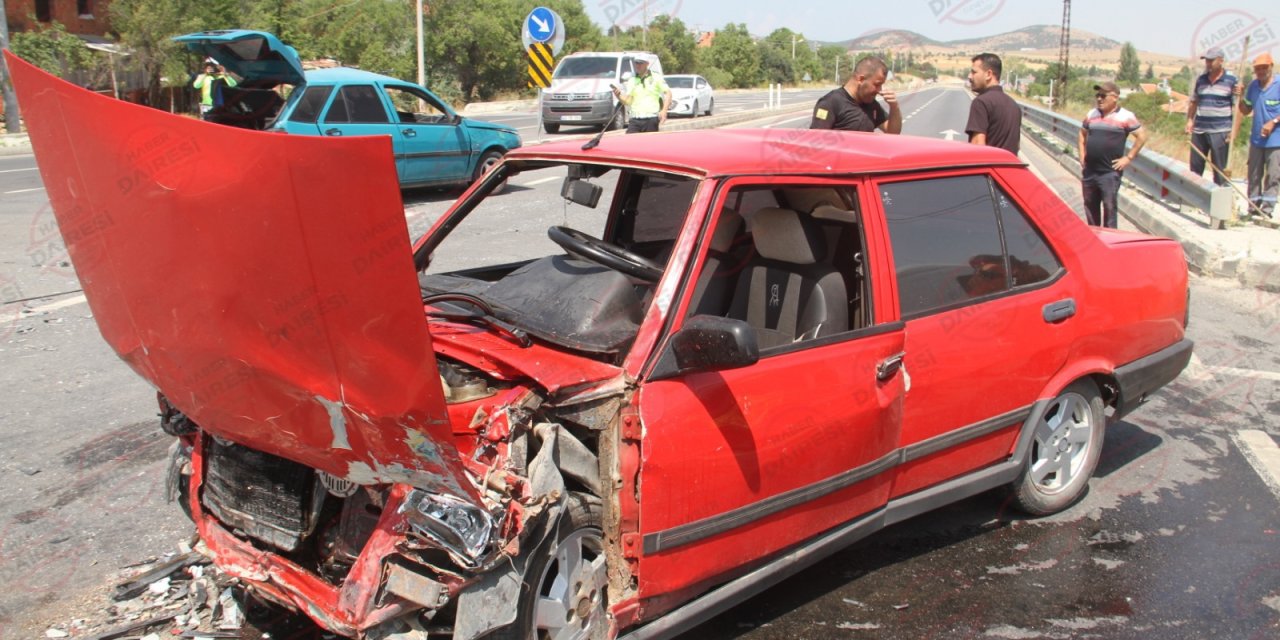 Konya’da iki otomobil kavşakta çarpıştı! 4 yaralı var