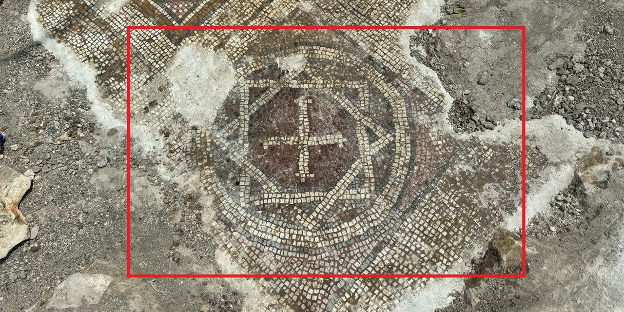 Mezar kazısında tarihi keşif: Mozaik, Davut Yıldızı ve antik dilekçe bulundu