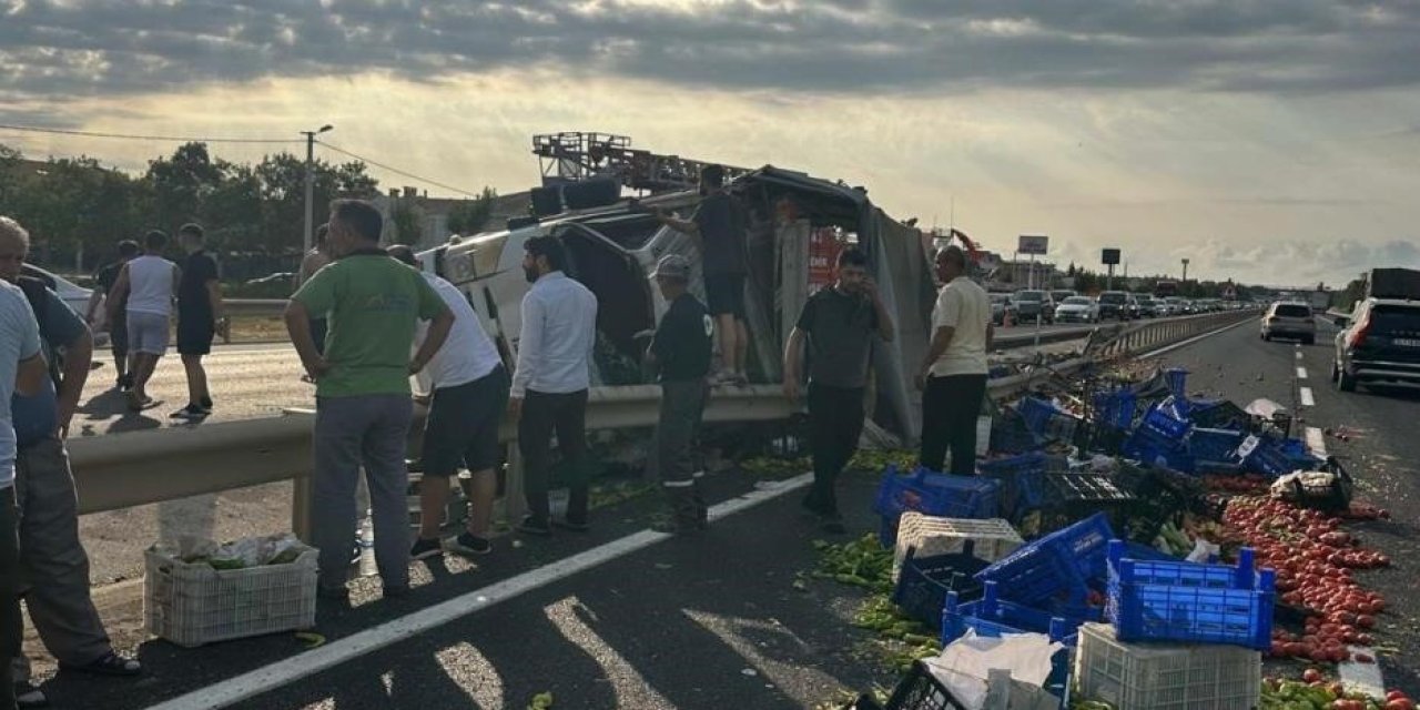 Sebze yüklü kamyon bariyerlere saplandı, sürücü öldü