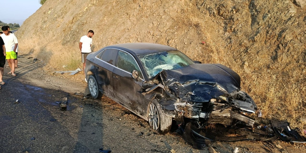 Otomobiller çarpıştı: 1'i ağır 6 yaralı