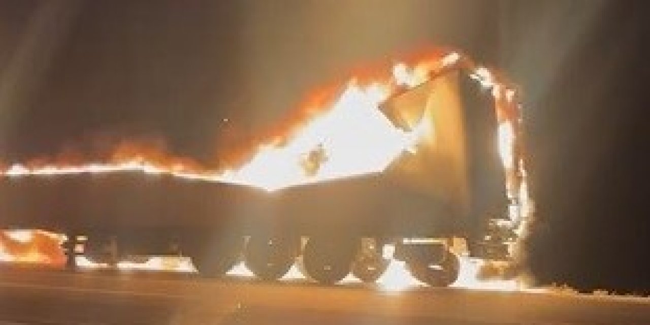 Seyir halindeki TIR alev topuna döndü