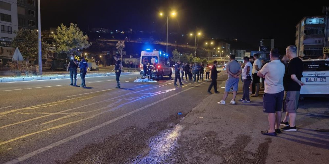 Yolun karşısına geçmeye çalışan kadına 2 araç işte böyle çarptı