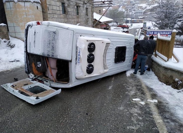 Diyaliz hastalarını taşıyan minibüs devrildi: 2 yaralı