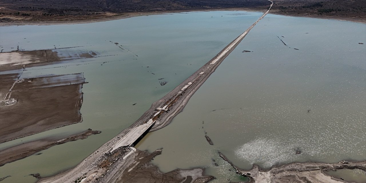 Kuraklık eski Çeşme yolunu ortaya çıkardı
