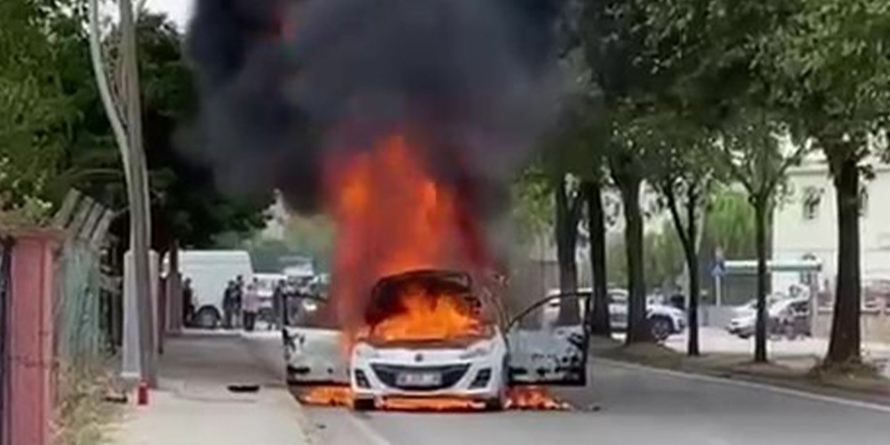 Seyir halindeki otomobil alev aldı