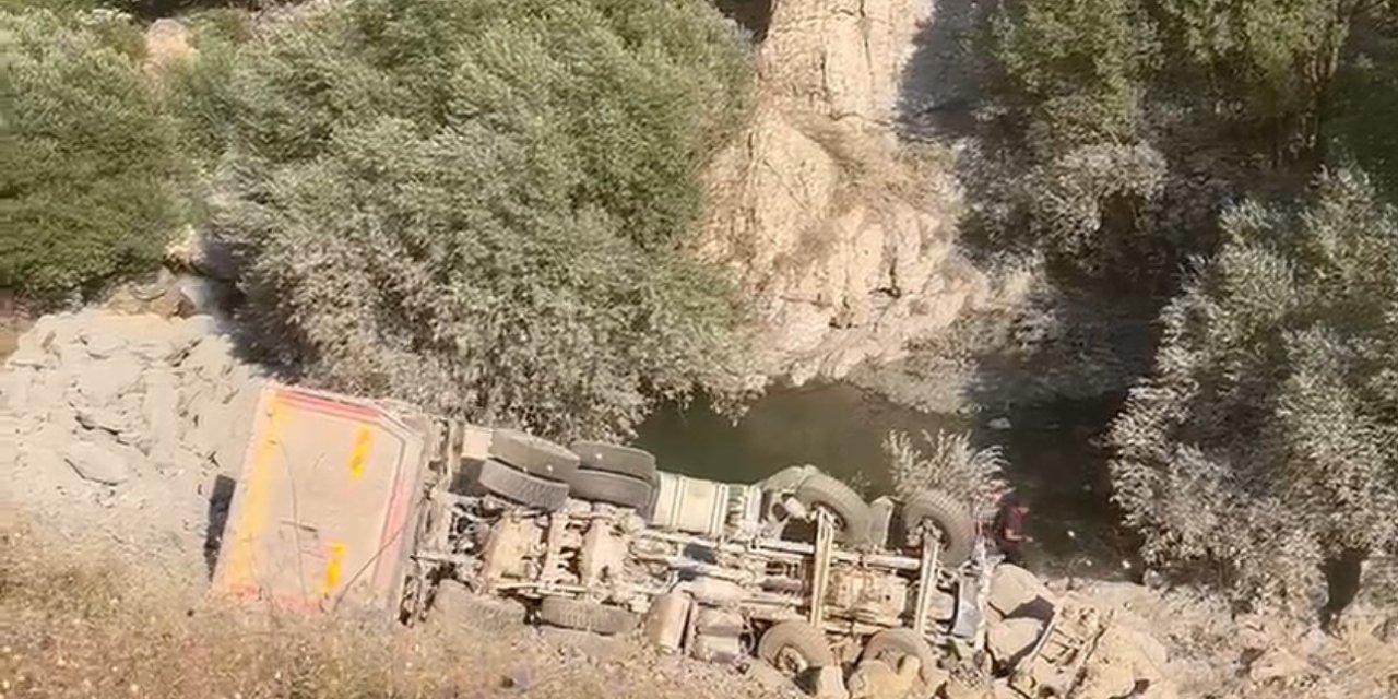 Kamyon uçuruma yuvarlandı: Sürücü öldü