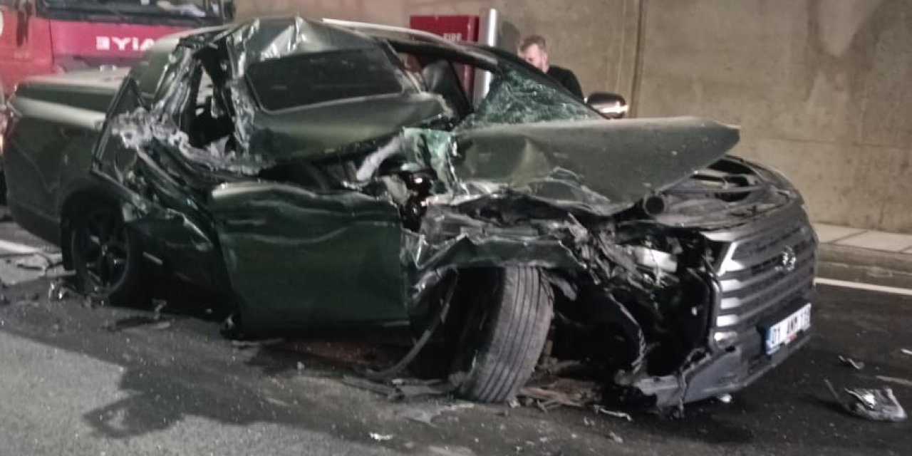 TIR'a çarpan pikap hurdaya döndü: 1 yaralı