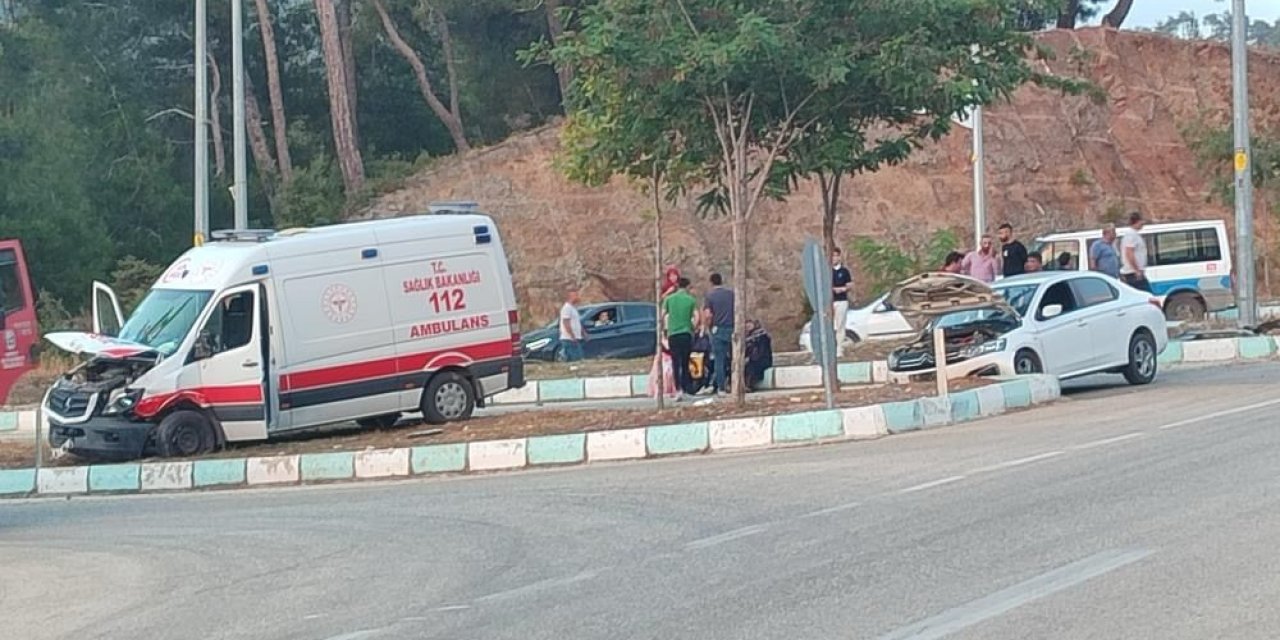 Ambulans ile otomobil çarpıştı: 5 yaralı