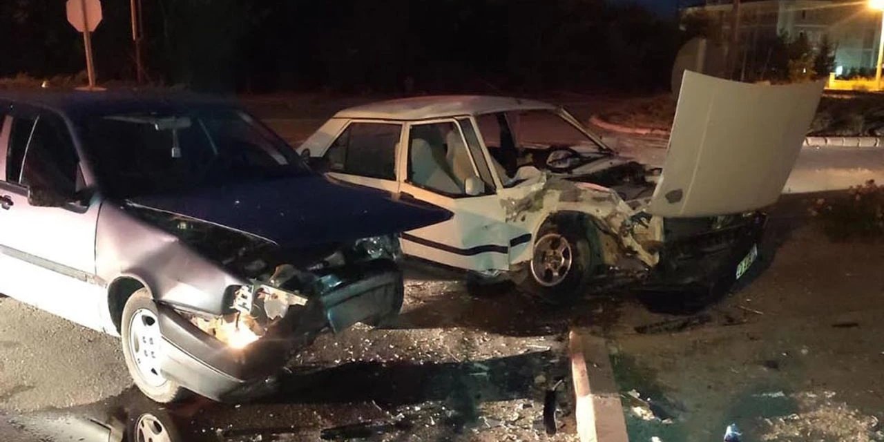 Konya’da iki araç kavşakta çarpıştı! 2 yaralı hastanede