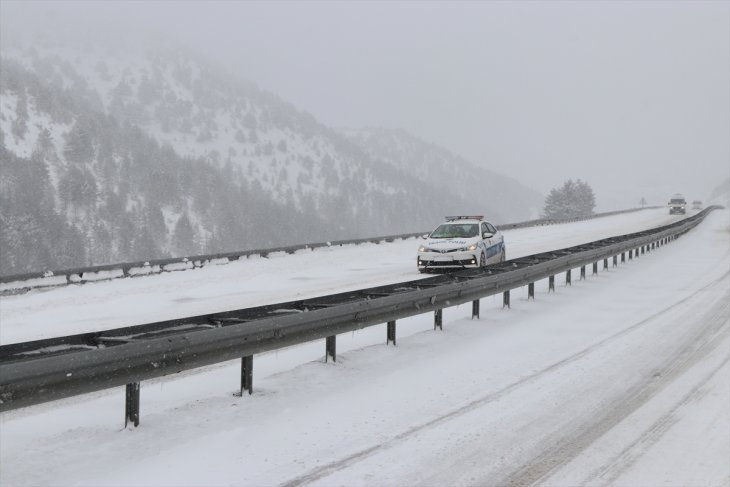 Bazı yollarda yoğun kar nedeniyle ulaşım kontrollü sağlanıyor