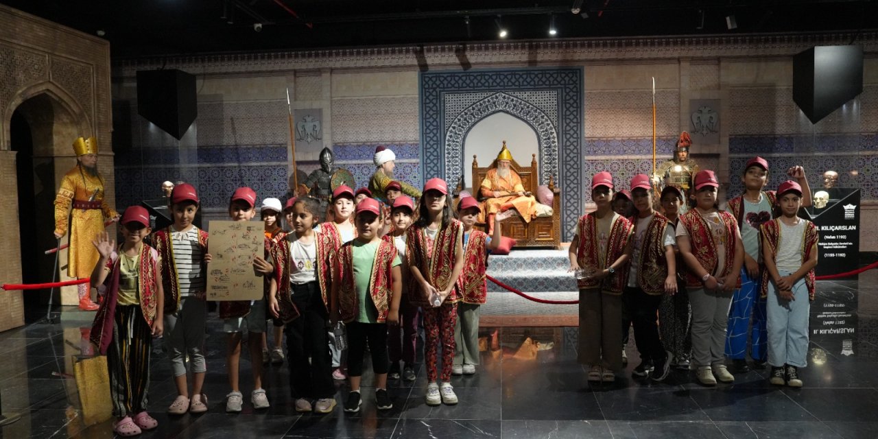 Konya’da minikler tarihin eşiğinde dolaşıyor