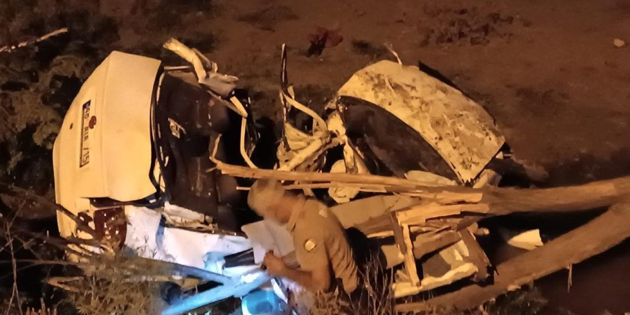 Tarlaya uçan araç hurdaya döndü: 1 ölü, 1 yaralı