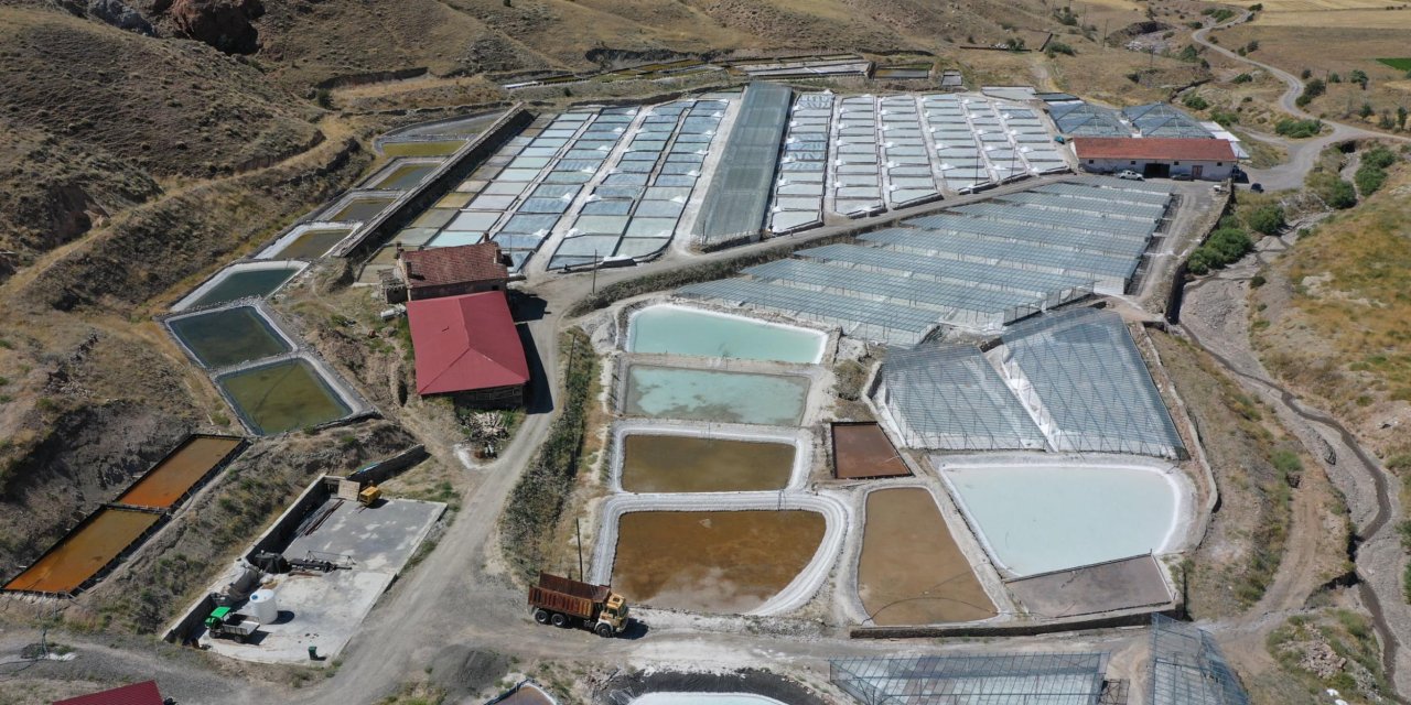 Kavurucu sıcağın altında asırlık tuz geleneği