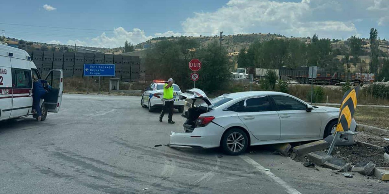 Konya yolunda otomobiller çarpıştı: 2'si çocuk 7 yaralı