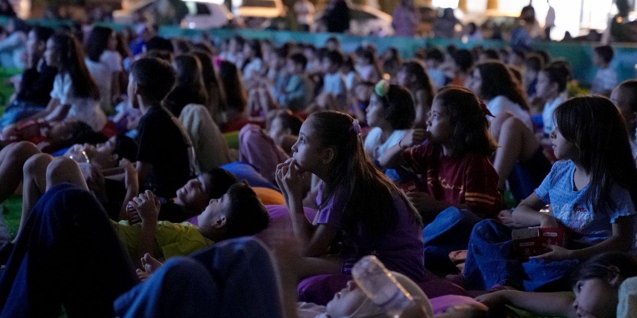 Karatay’da yıldızların altında sinema keyfi