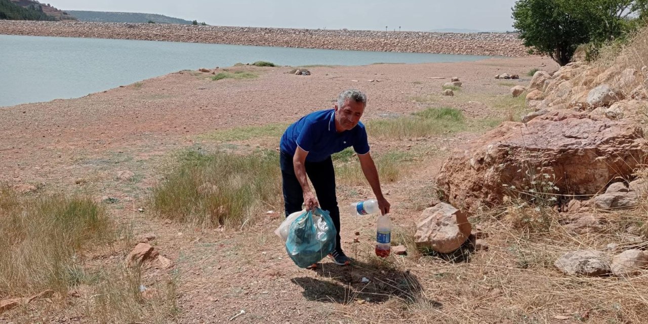 Konya’da piknikçiler atıyor, o topluyor! Ne görev bitti, ne vatan aşkı