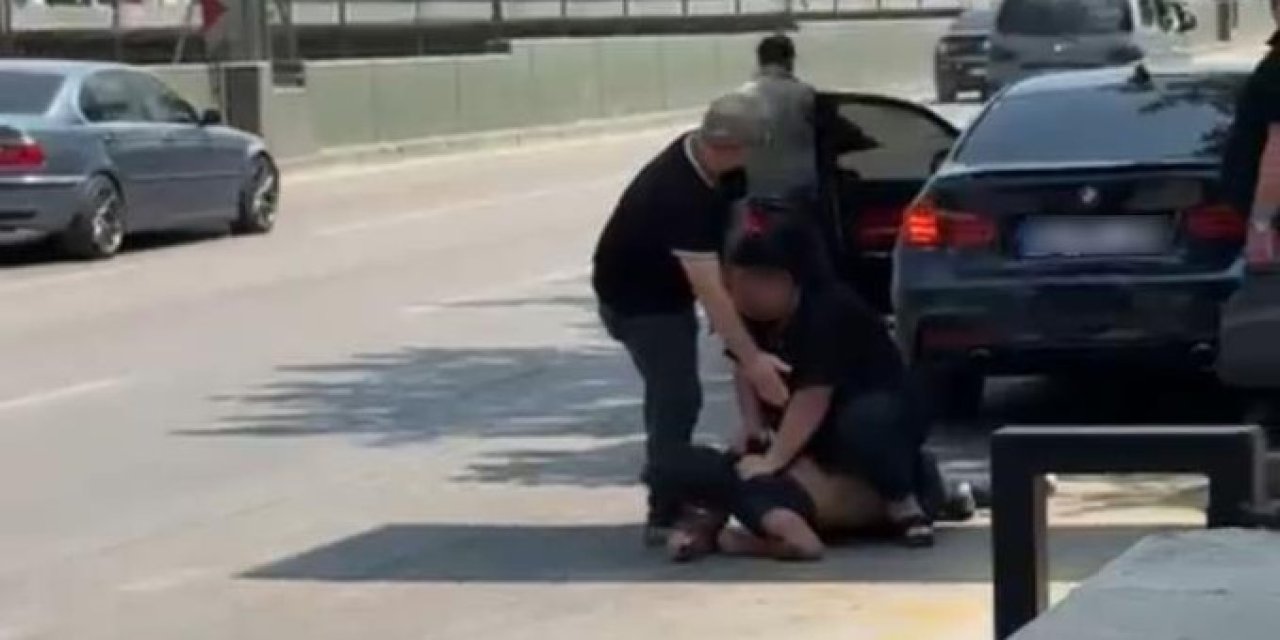 Caddede karşılaştığı eski kocasını darp etti