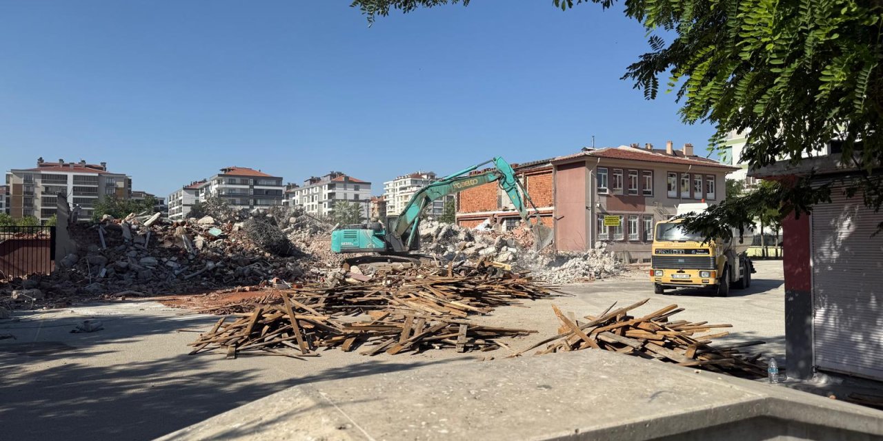 Konya’daki bir okul binası yıkıldı