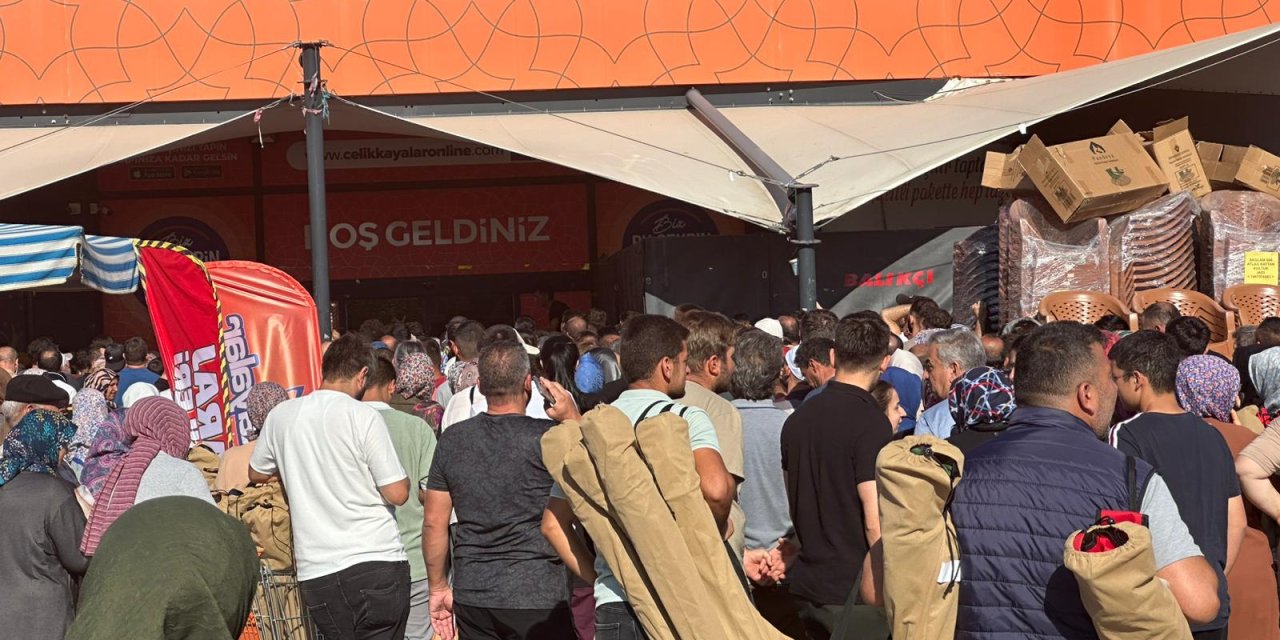 Konya’da indirimi duyan sabah erkenden kuyruğa geçti