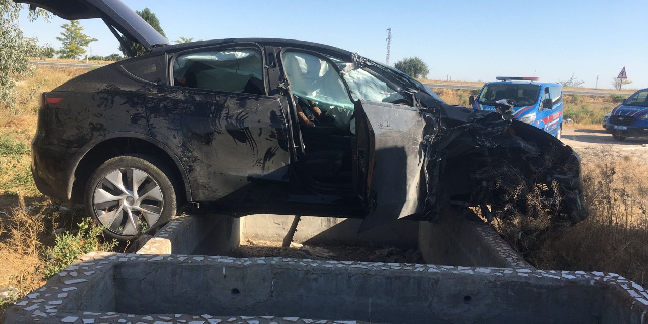 Düğün dönüşü Konya yolunda kaza! Lokanta duvarına çıktı