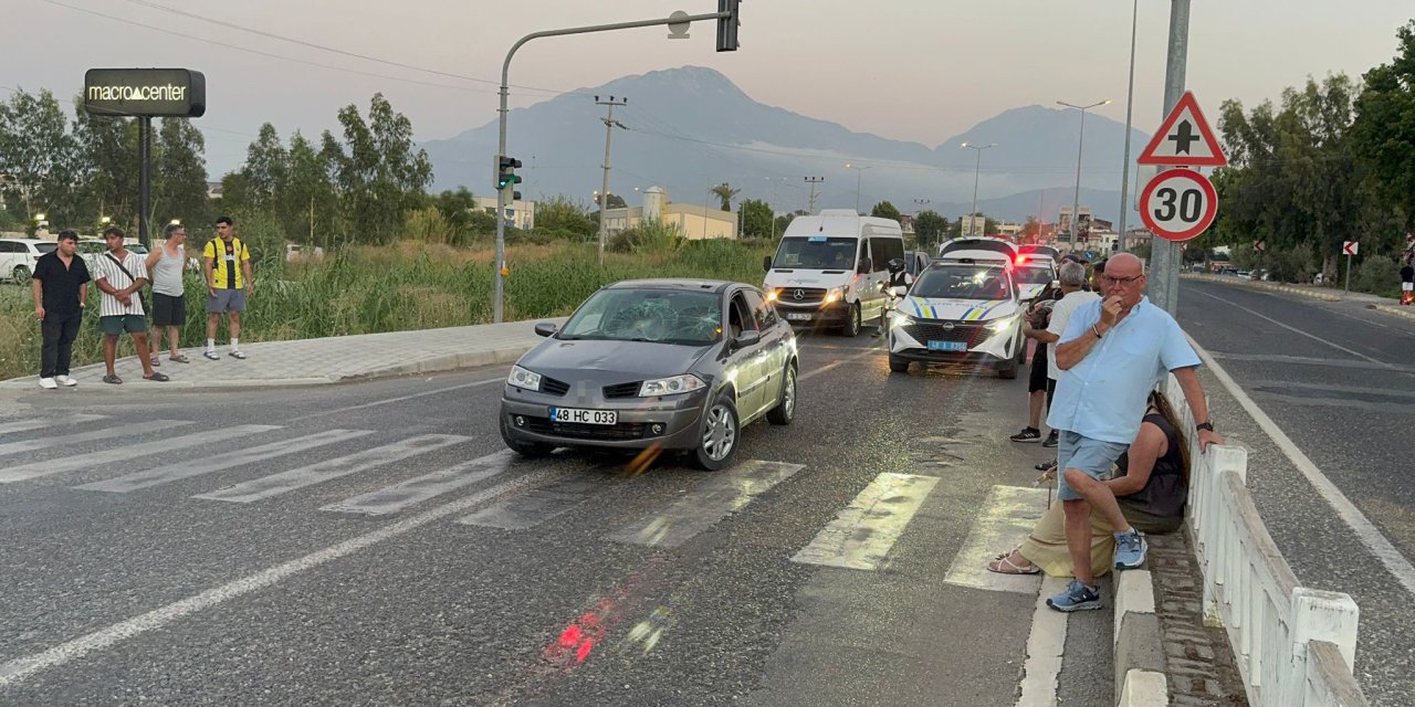 Yaya geçidinde dehşet: Çarptı, üzerinden geçmeye kalktı