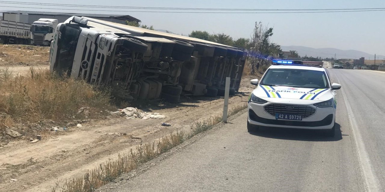 Konya'da kontrolden çıkan TIR devrildi
