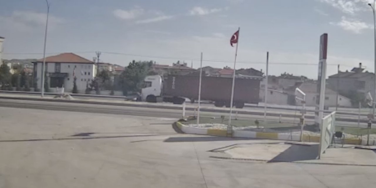 Konya’da TIR, otomobile böyle çarptı! 3 yabancı uyruklu ölümden döndü