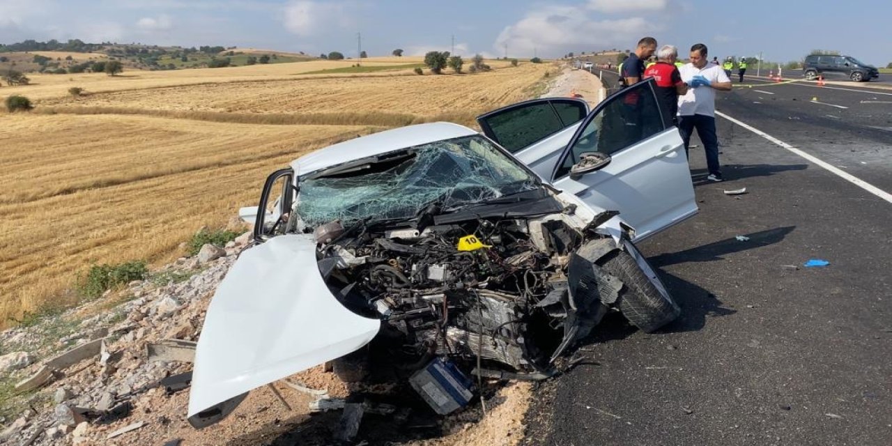 Araçların kafa kafaya çarpıştığı feci kazada 2 kişi öldü
