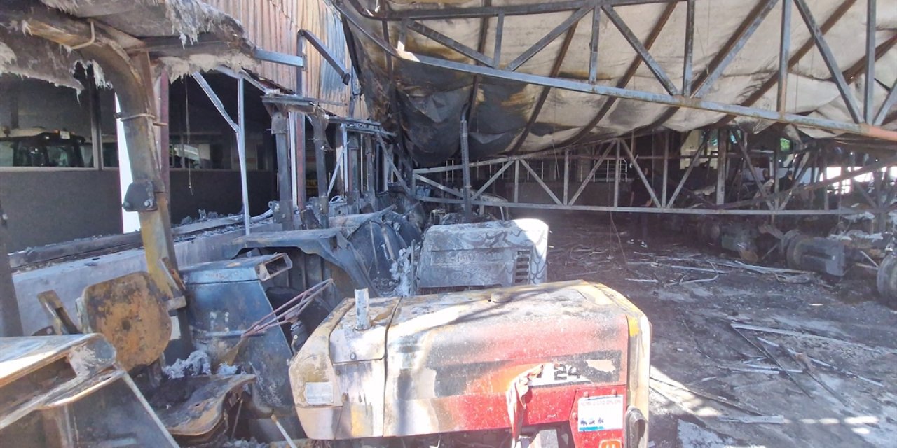 Alevler 22 traktörü yuttu