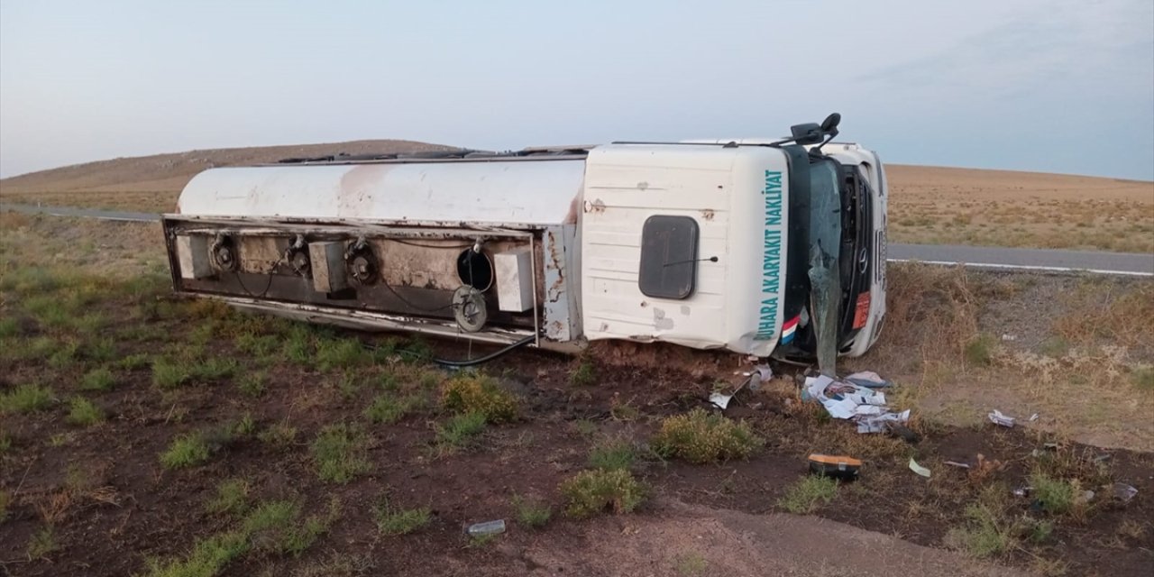 Konya'da akaryakıt yüklü tanker devrildi