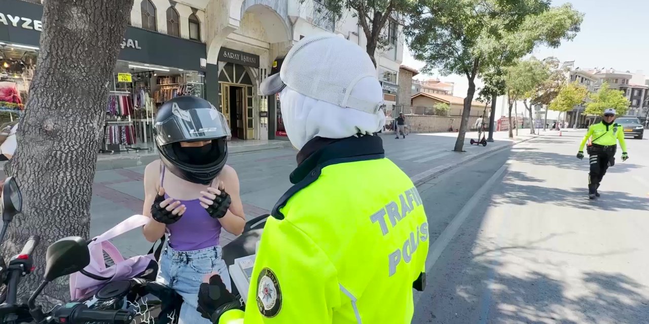 Konya’da polis durdurdu, ceza makbuzu beklerken ağızları tatlandı