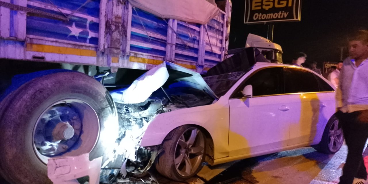 Konya’da TIR’a çarpan otomobil bu hale geldi, içindekiler sağ çıktı