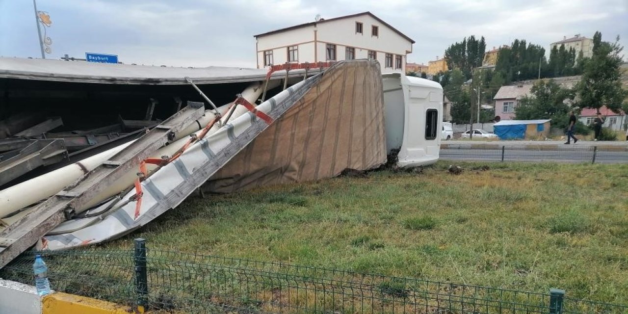 Yabancı plakalı TIR önüne çıkanı sürükledi