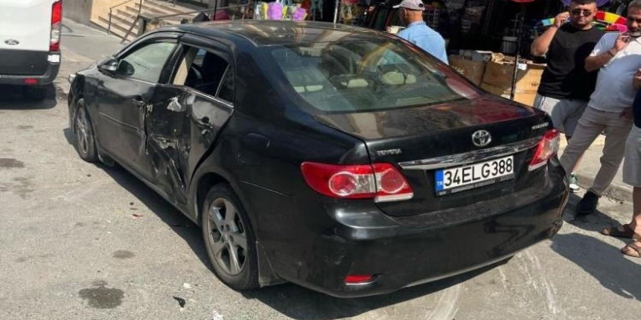 El freni çekilmeyen vinç, otomobili savurdu: 3 kişi araç altında kaldı