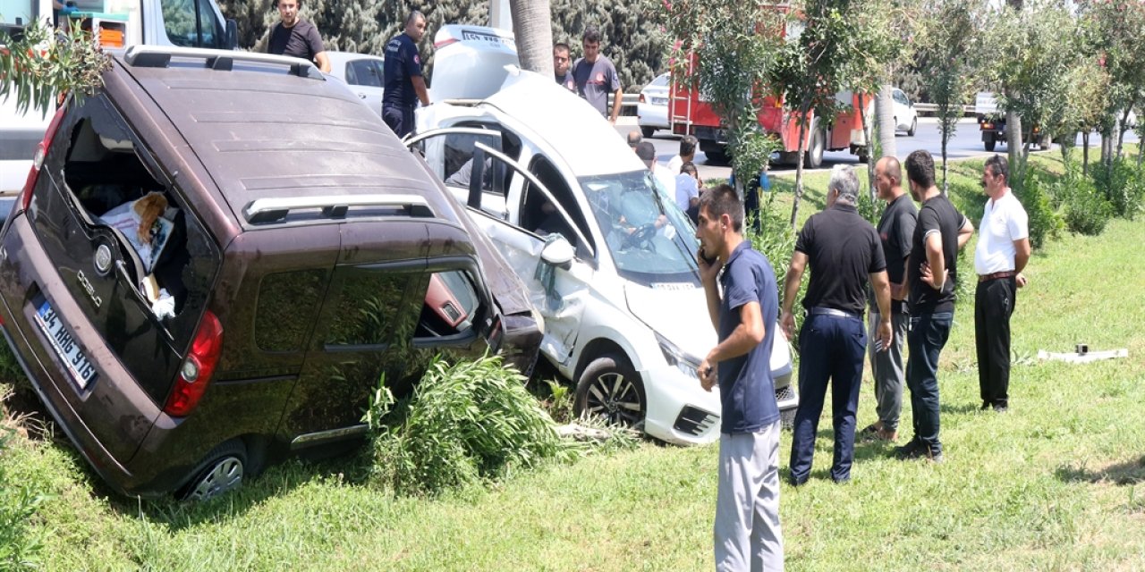 Zincirleme kazada polisler yaralandı