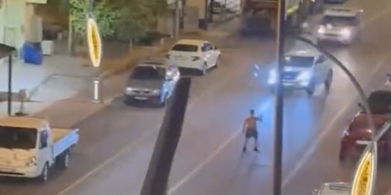 Yoldan geçen araçlara bıçakla saldırdı