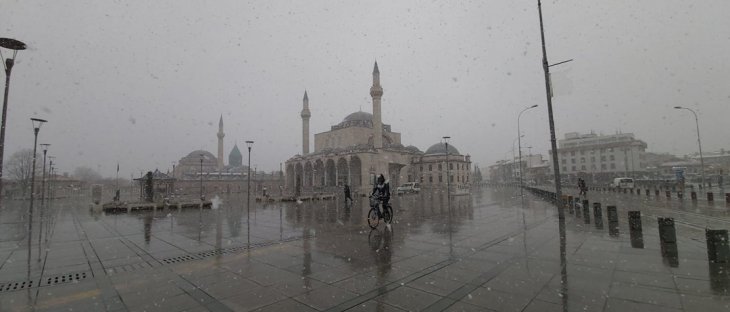 Konya'da meydanlar boş, hava kar yağışlı