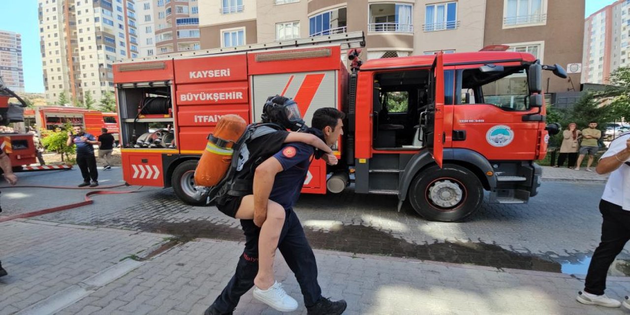 14 katlı binada yangın! İtfaiyecinin fedakarlığı gözleri yaşarttı