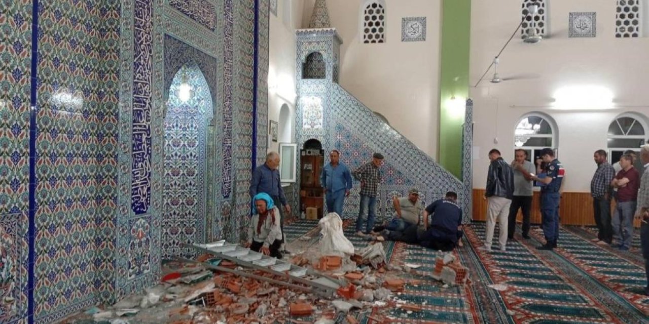 Deprem sonrası hasarlı cami incelemesinde öldü