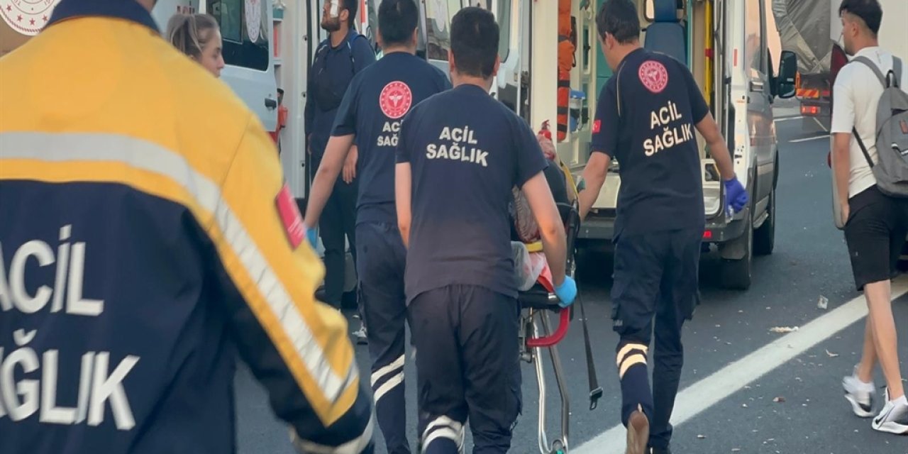 Yolcu otobüsü soğan yüklü kamyona çarptı; şoför hayatını kaybetti