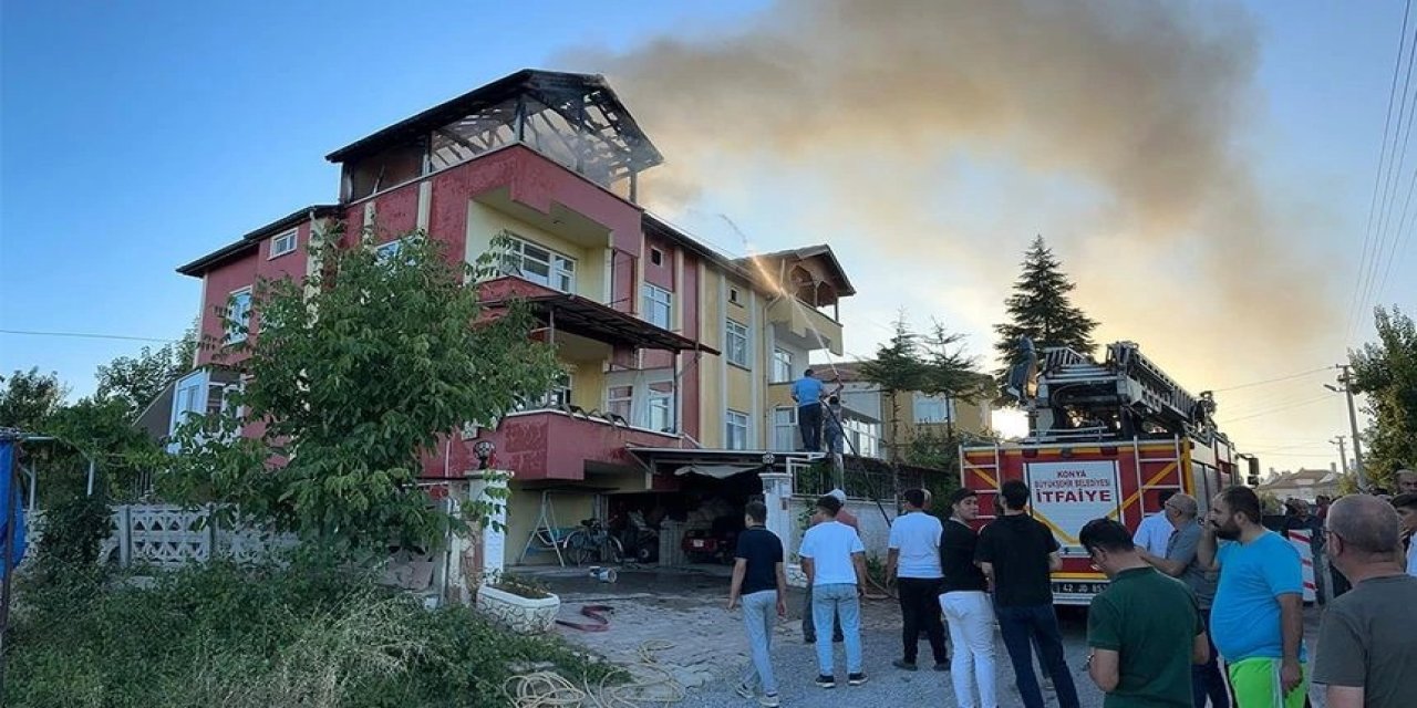 Konya’da itfaiye ekipleri bina yangınına hortumla tırmandı
