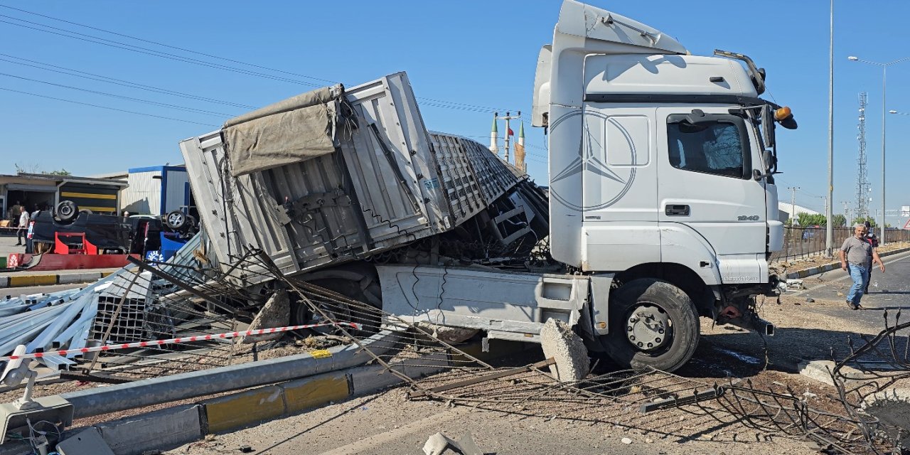 Konya yolunda TIR kazası! 2 minibüsü biçti