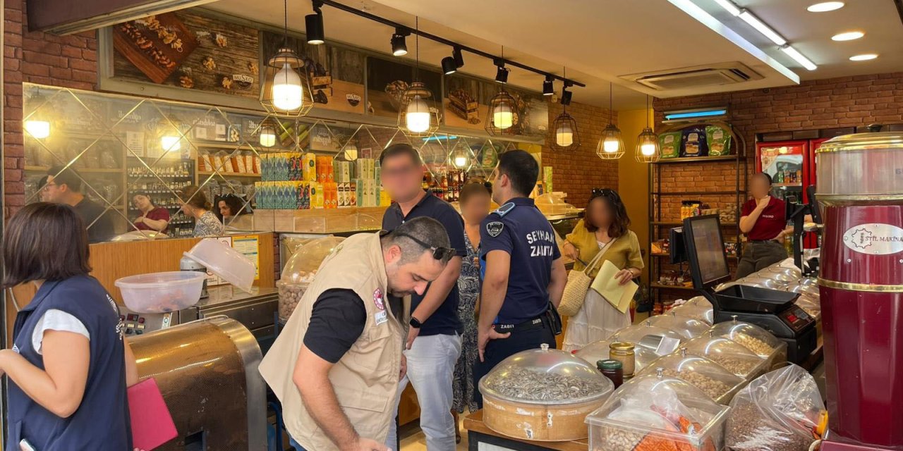 Kuruyemişçide şok eden görüntü: Kilolarca ürün imha edildi