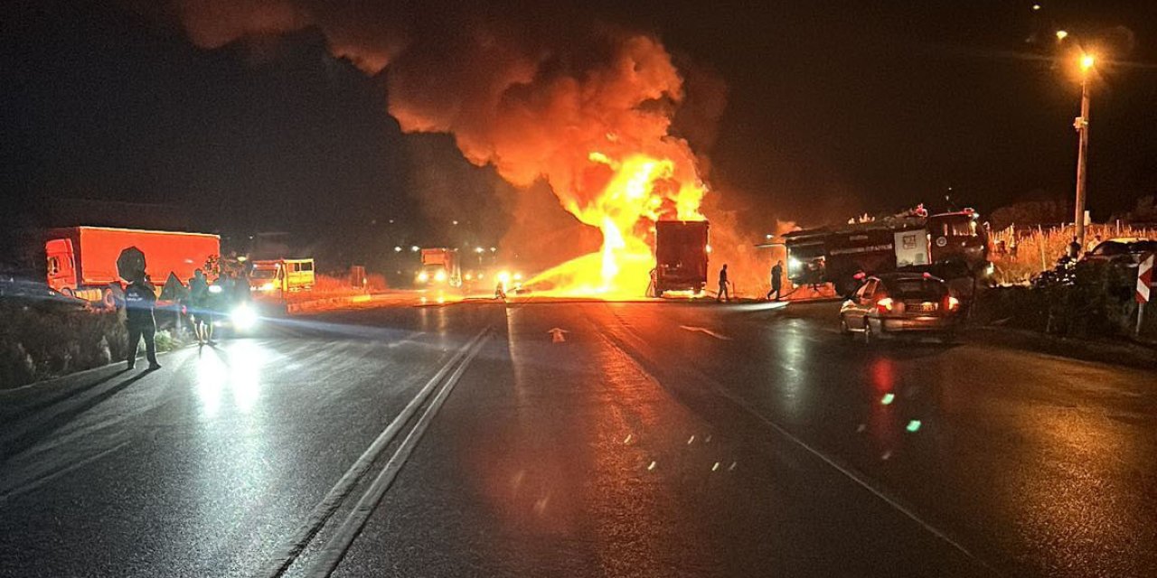 TIR alev alıp patladı! İtfaiyeciler son anda kurtuldu