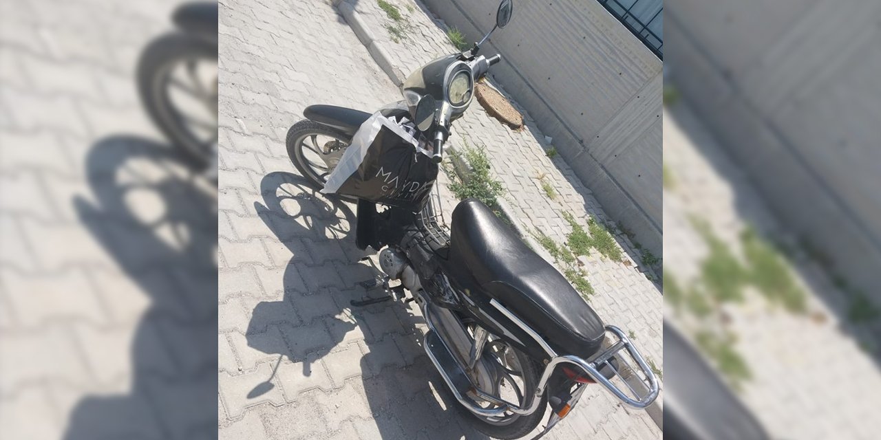 Konya'da seyir halindeki motosikletten anne yola düştü