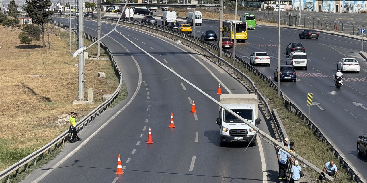 Refüjde tehlikeli anlar! Aydınlatma direği yan yattı