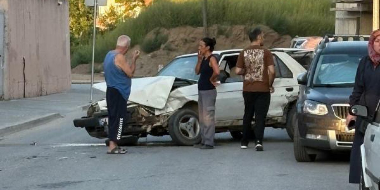 Öfkeli kadın etrafı birbirine kattı! 3 arabayı pert etti