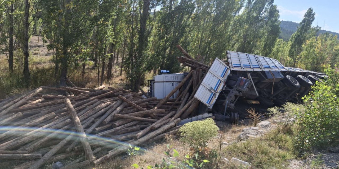 Konya’da tomruk yüklü kamyon devrildi